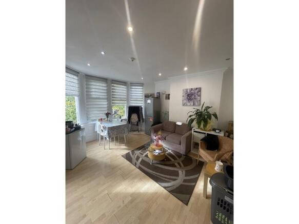 5 bedroom Flat for rent