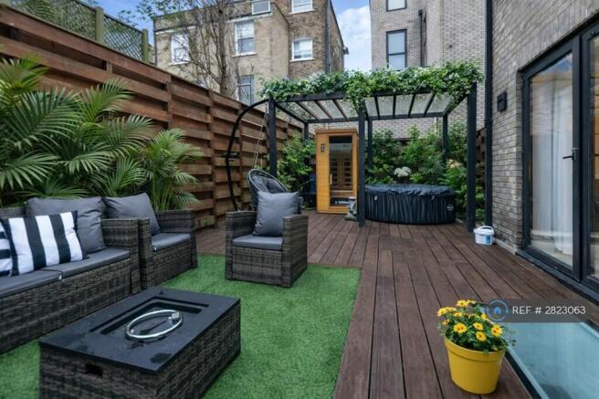 Garden With Sauna And Hot Tub
