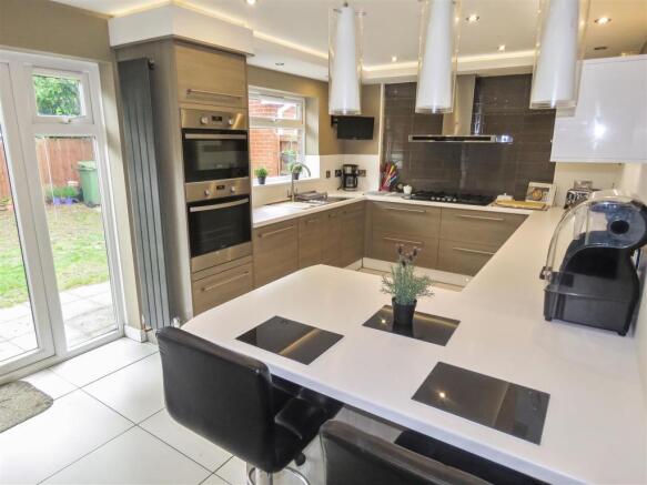 KITCHEN/BREAKFAST ROOM