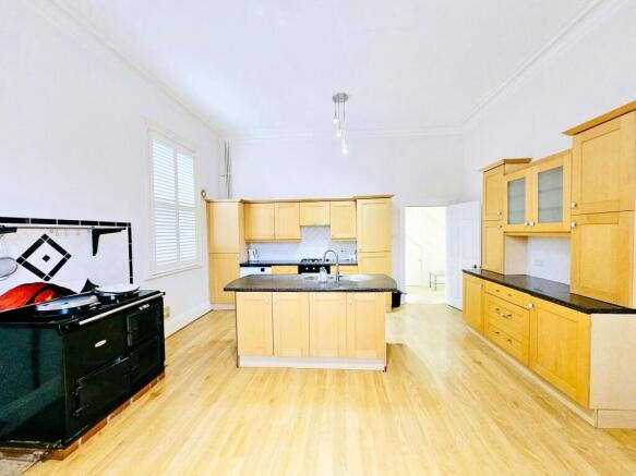 3 bed Flat for sale Image 5