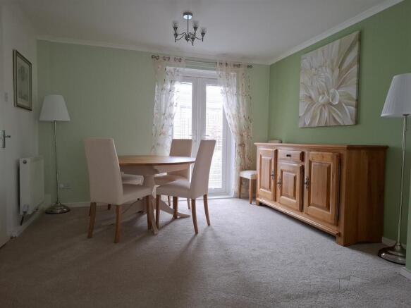 Lounge / Dining Room Picture 2