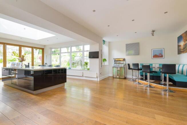 7 bed Detached for sale Image 5