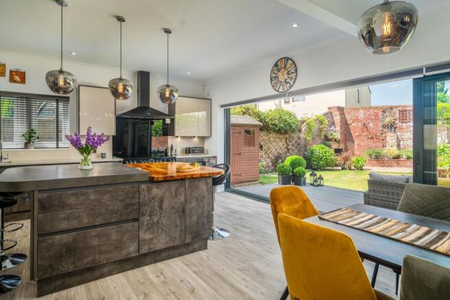 5 bed Detached for sale Image 5