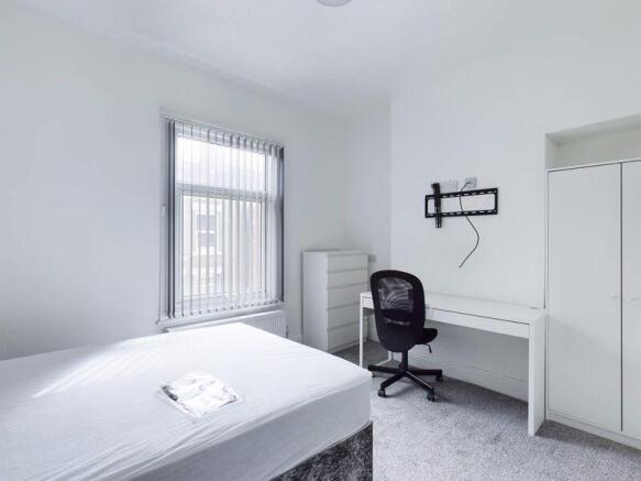 4 bed Town House to rent Image 5