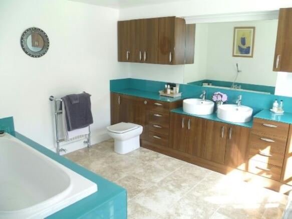 Spacious Ensuite Bat