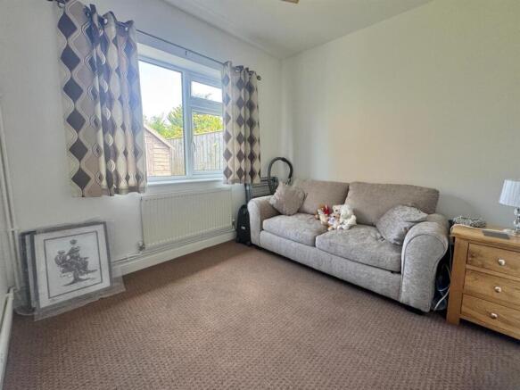 2 bed Semi-Detached Bungalow to rent Image 8