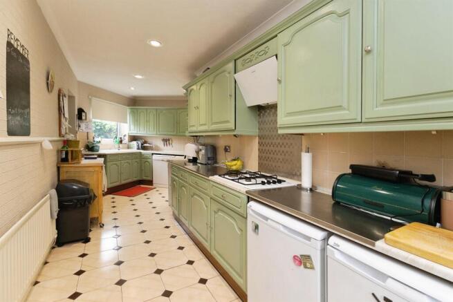 4 bed Semi-Detached for sale Image 6