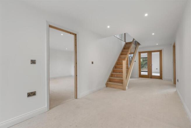 5 bed Detached for sale Image 12