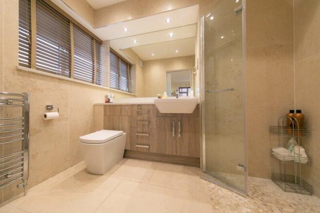 Ground floor bedroom en-suite