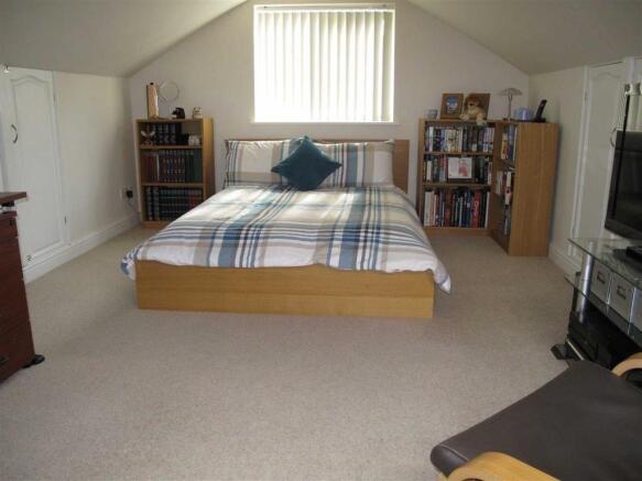 BEDROOM 2