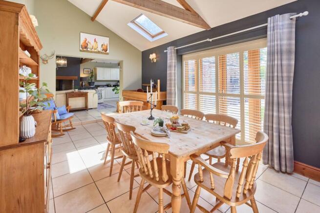 5 bed Detached for sale Image 12