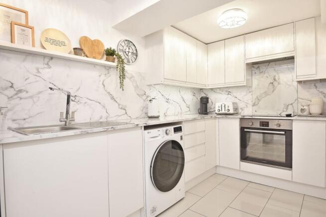 2 bed Flat for sale Image 3