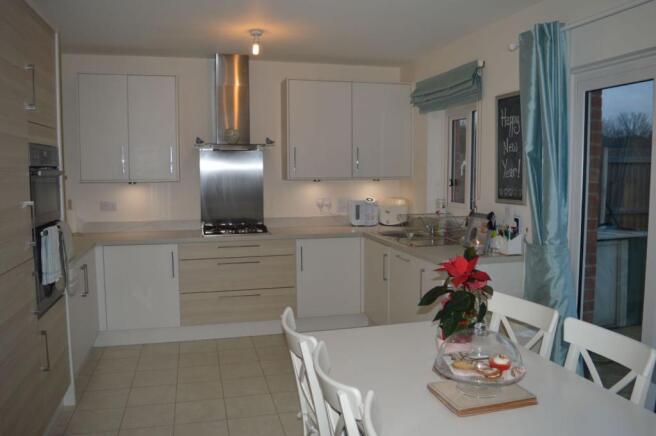 KITCHEN/DINING ROOM