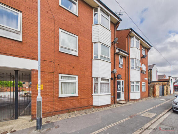 Two bedroom second floor flat - For sale by aucti