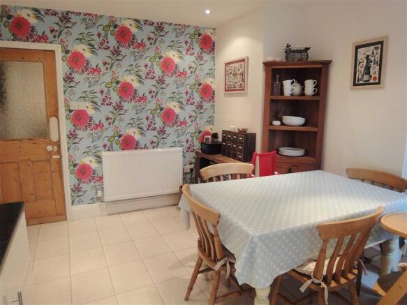 KITCHEN/DINING ROOM: