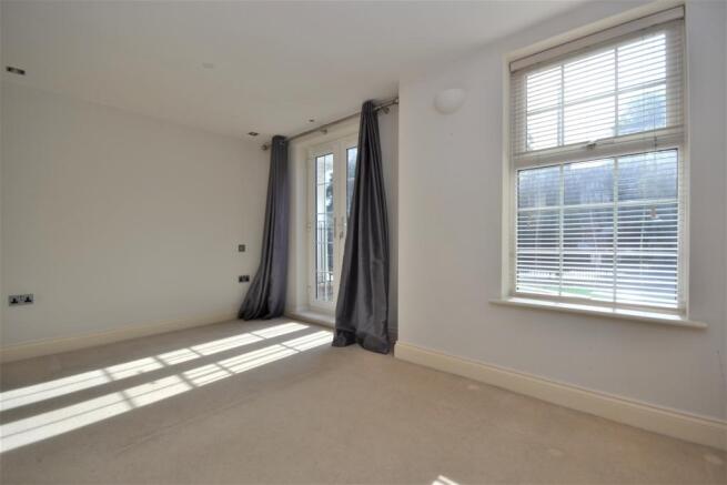 MASTER BEDROOM (2)