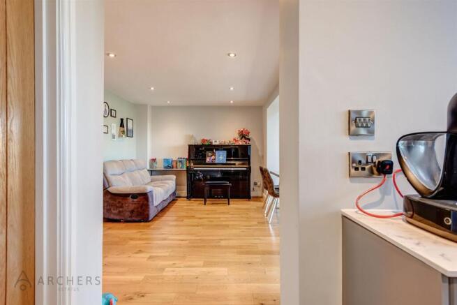 4 bed Detached for sale Image 12