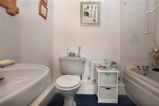 EN-SUITE BATHROOM