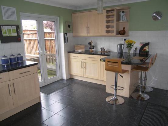 KITCHEN/BREAKFAST
