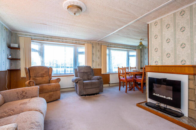 Lounge/dining roo...