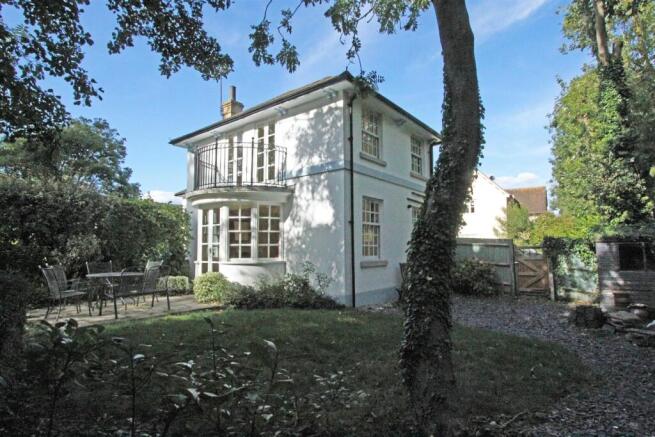 IMG_6424 garden rear side.jpg