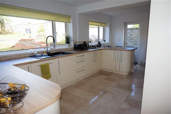 KITCHEN AREA :