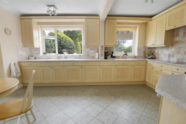 4 bed Detached for sale Image 7