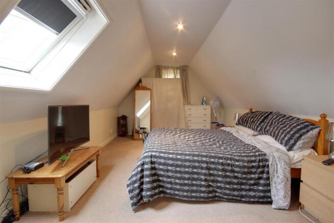 6 bed Detached for sale Image 9
