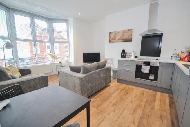 2 bed Apartment to rent Image 4