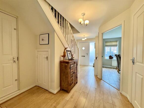 5 bed Detached for sale Image 9