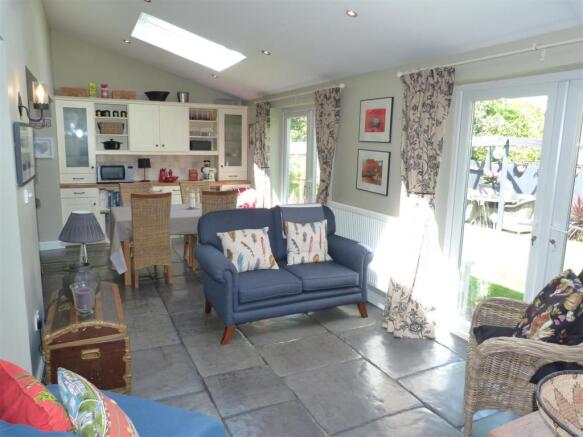 LIVING KITCHEN