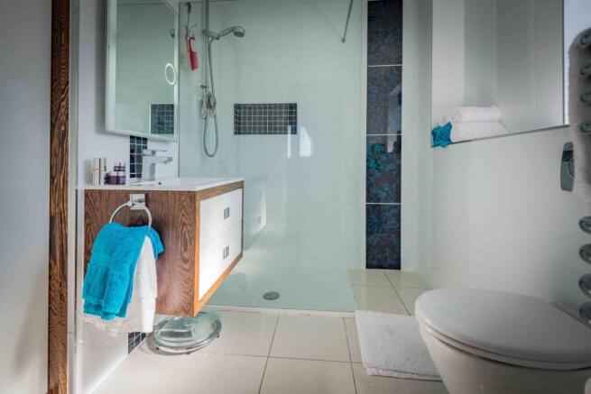 En-suite to master