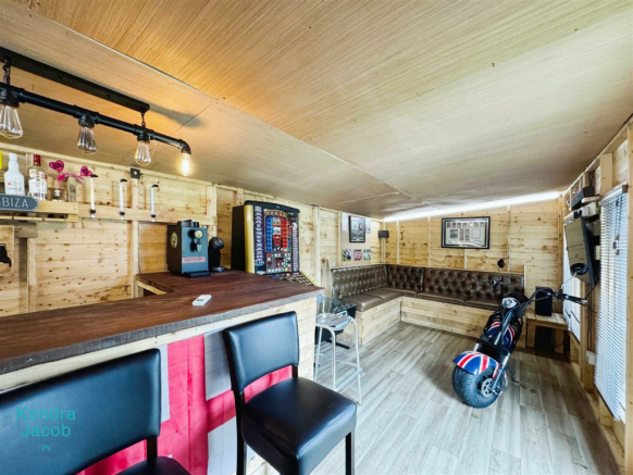 ENTERTAINMENT ROOM/GARDEN BAR