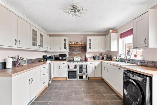 4 bed Detached for sale Image 8