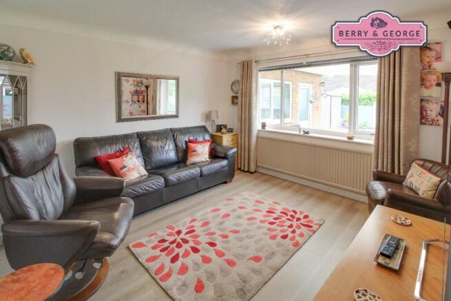 SITTING ROOM / BED 5