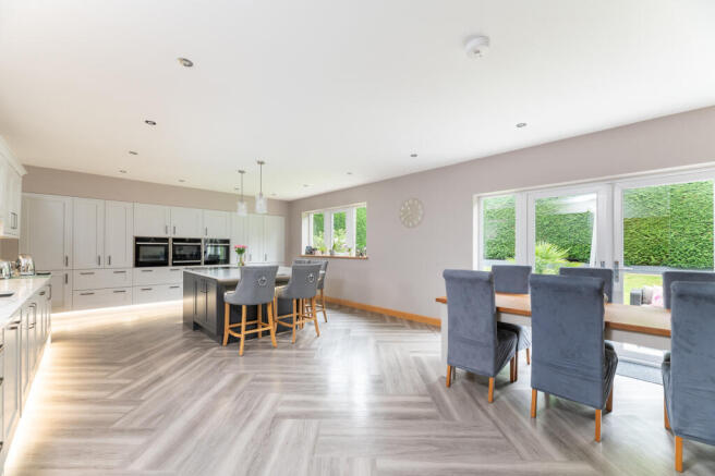 6 bed Detached for sale Image 9