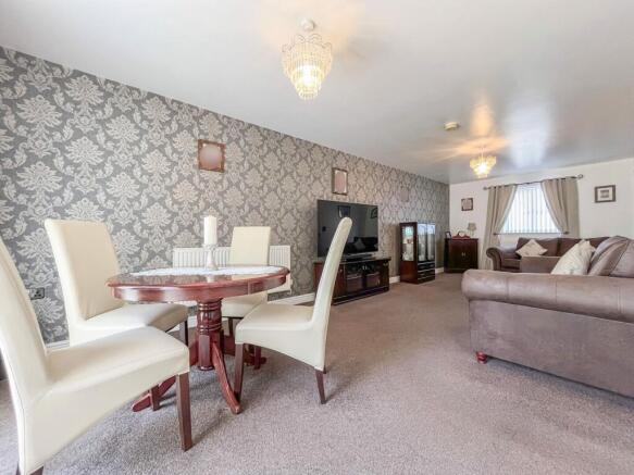LIVING ROOM/DINER