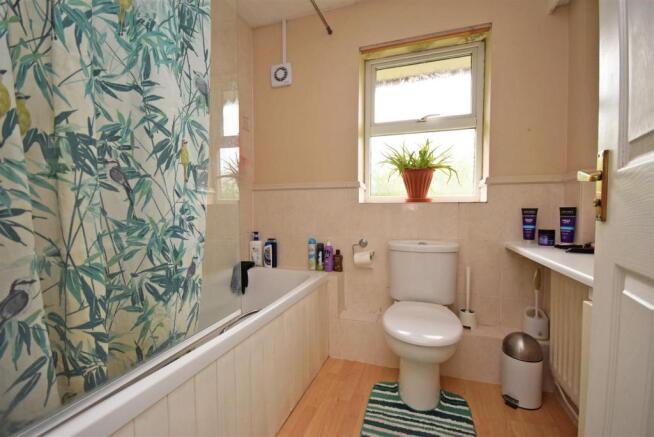 45 Gosling Grove Family Bathroom.jpg