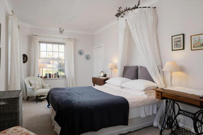 6 bed Detached for sale Image 12