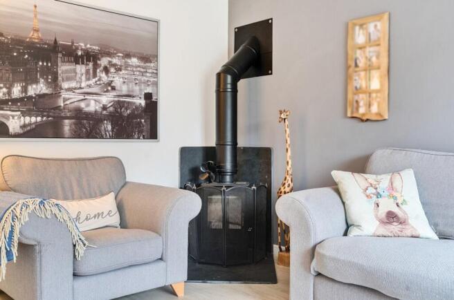 4 bed Detached to rent Image 3