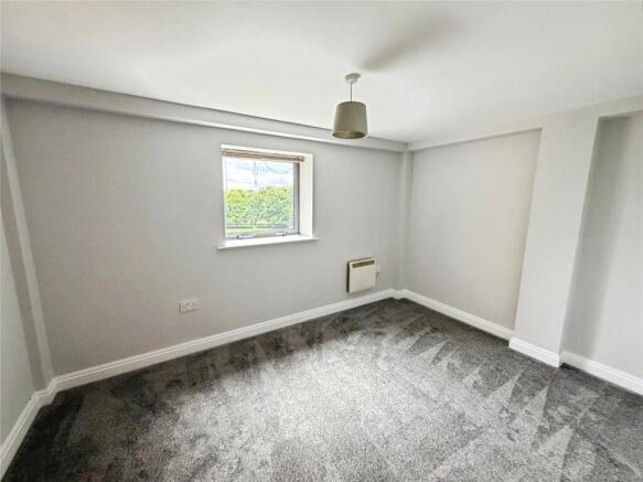 3 bed Flat for sale Image 11