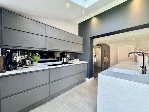 5 bed Detached for sale Image 11