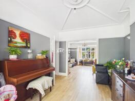 60, Whitchurch Gardens, Edgware HA8 6PD