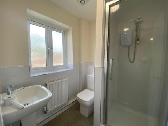 4 bed Semi-Detached to rent Image 11