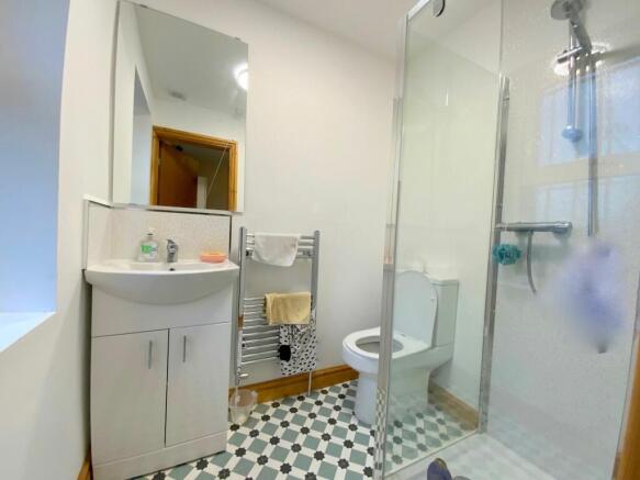 8HS - 1st Floor Back Ensuite.jpg