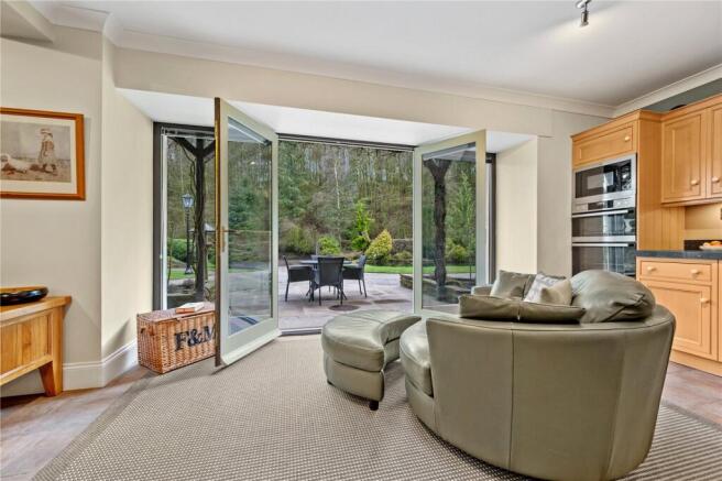 5 bed Detached for sale Image 7