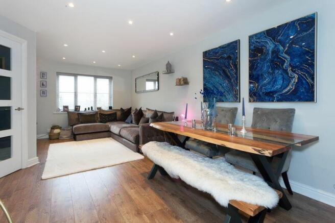 LOUNGE & DINING AREAS
