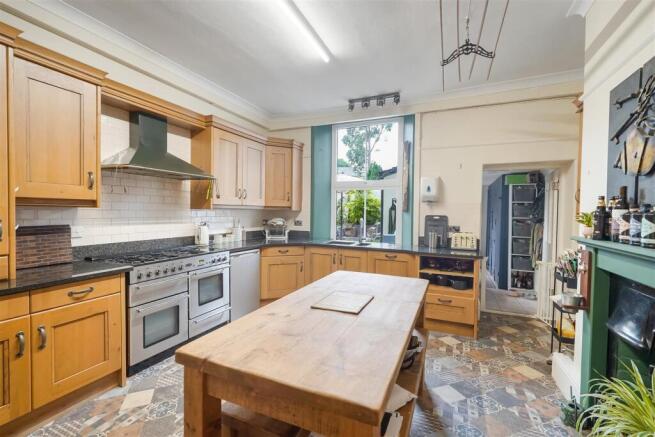 7 bed Semi-Detached for sale Image 9
