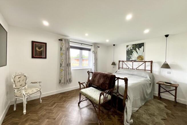 4 bed Bungalow for sale Image 10