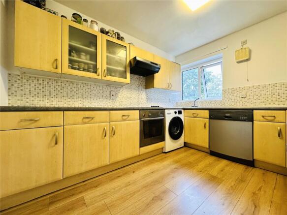 2 bed Apartment to rent Image 4
